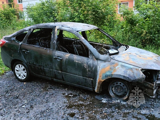 Три автомобиля и одна детская машинка сгорели в Ивановской области